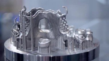 Metal 3d yazıcıya yakın çekimde yazdırılan nesne.