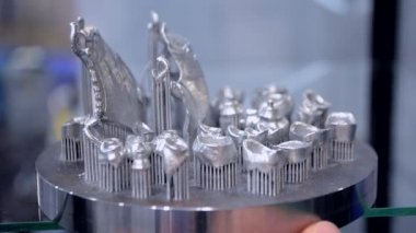 Metal 3d yazıcıya yakın çekimde yazdırılan nesne.