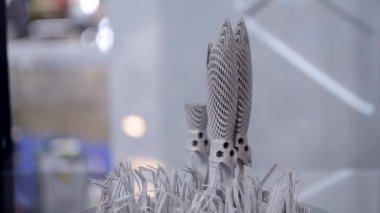 Metal 3d yazıcıya yakın çekimde yazdırılan nesne.
