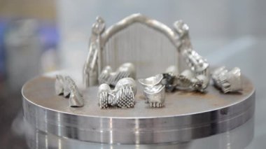 Metal 3d yazıcıya yakın çekimde yazdırılan nesne.
