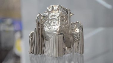 Metal 3d yazıcıya yakın çekimde yazdırılan nesne.
