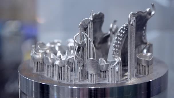 Objekt tryckt på metall 3D skrivare närbild. — Stockvideo
