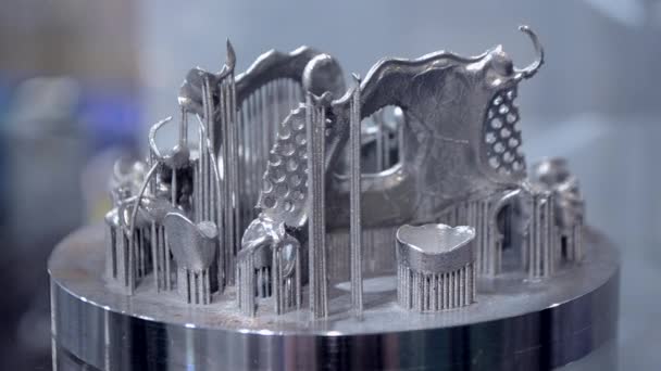 Obiekt drukowany na metalowym zbliżeniu drukarki 3D. — Wideo stockowe