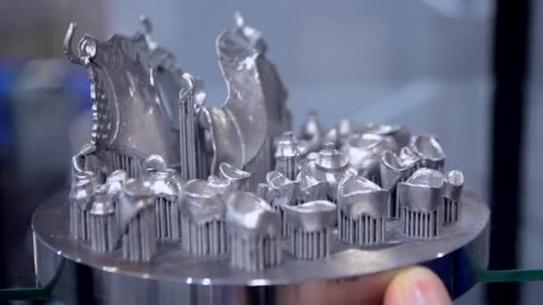 Objet imprimé sur une imprimante 3D en métal gros plan. — Video
