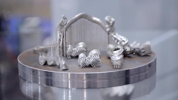 Oggetto stampato su stampante 3D in metallo primo piano. — Video Stock