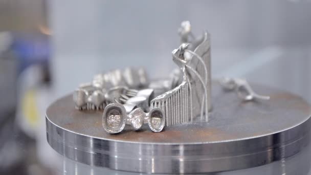 Voorwerp gedrukt op metalen 3D printer close-up. — Stockvideo