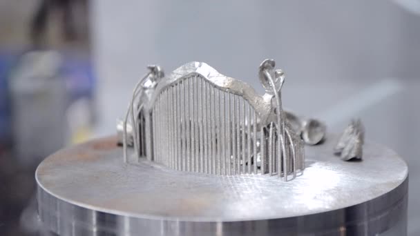 Objekt auf Metall-3D-Drucker in Nahaufnahme gedruckt. — Stockvideo