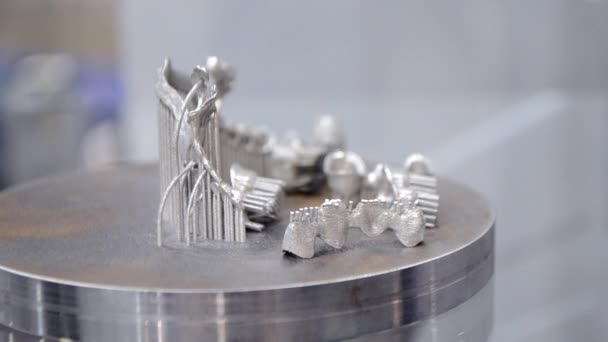 금속 3d 프린터로 인쇄 된 물체를 클로즈업 한 모습. — 비디오
