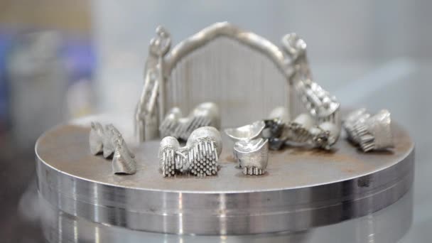 Voorwerp gedrukt op metalen 3D printer close-up. — Stockvideo