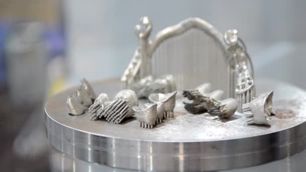 Objekt vytištěný na kovové 3D tiskárně zblízka. — Stock video