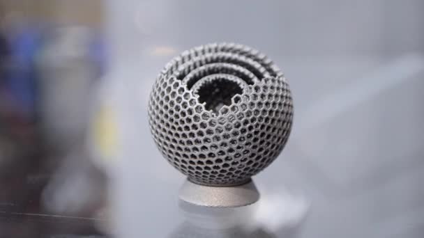 Objekt auf Metall-3D-Drucker in Nahaufnahme gedruckt. — Stockvideo
