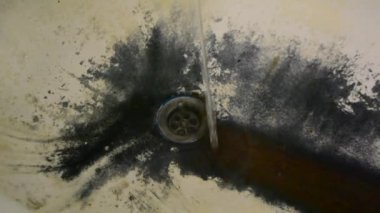 Çok eski, paslı, pejmürde bir banyo..