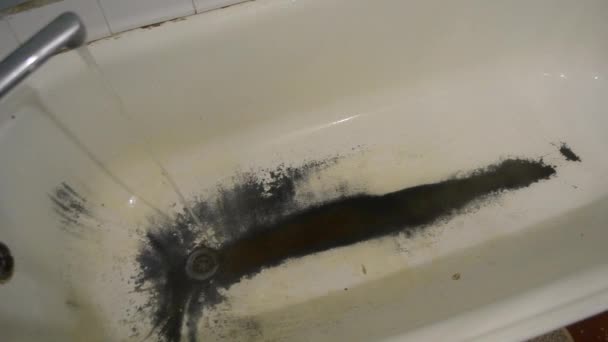 Muy viejo baño oxidado shabby primer plano — Vídeo de stock