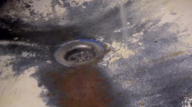 Çok eski paslı eski bir banyo.