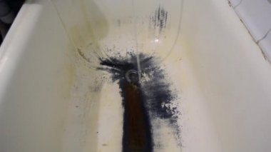 Çok eski paslı eski bir banyo.