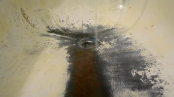 Очень старая ржавая грязная ванна — стоковое видео