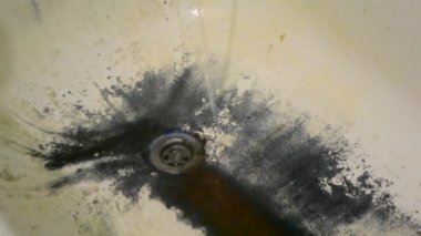 Çok eski, paslı, pejmürde bir banyo..