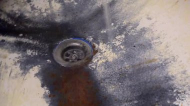 Çok eski paslı eski bir banyo.