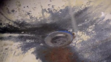 Çok eski paslı eski bir banyo.
