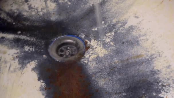 Очень старая ржавая грязная ванна — стоковое видео