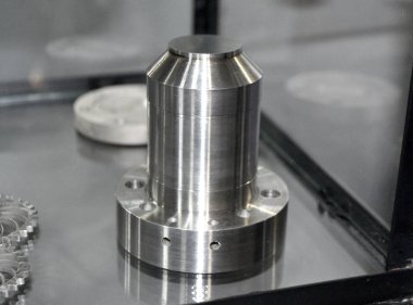 Metal 3d yazıcıya yakın çekimde yazdırılan nesne.