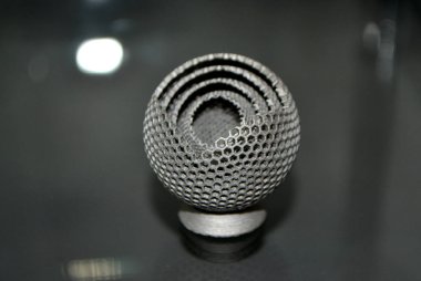 Metal 3d yazıcıya yakın çekimde yazdırılan nesne