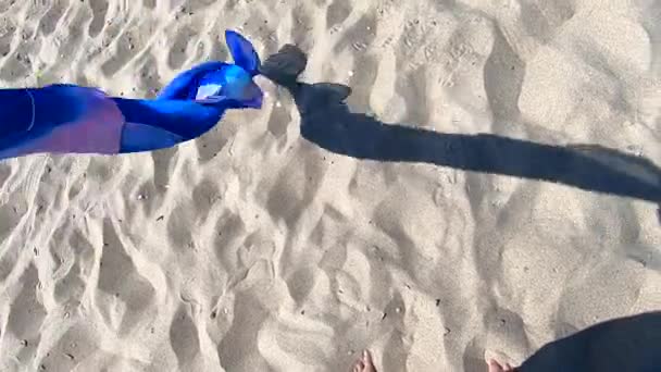 Contexte conceptuel abstrait. Écharpe tissu flottant dans le vent sur le sable — Video