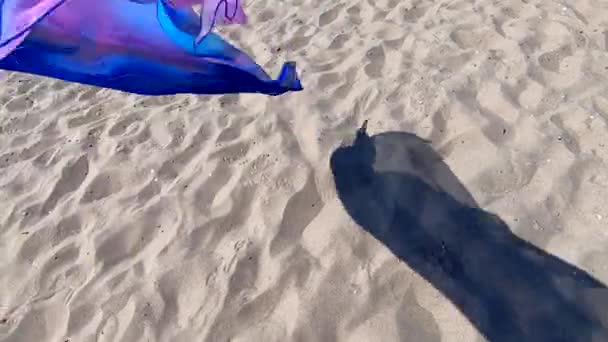 Contesto concettuale astratto. Sciarpa panno svolazzante nel vento sopra la sabbia — Video Stock