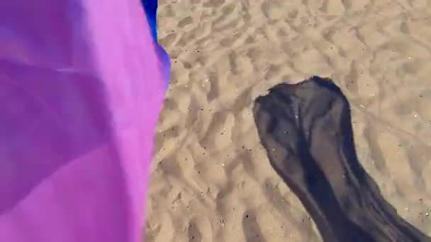 Abstrakter konzeptioneller Hintergrund. Tuch flattert im Wind über Sand — Stockvideo