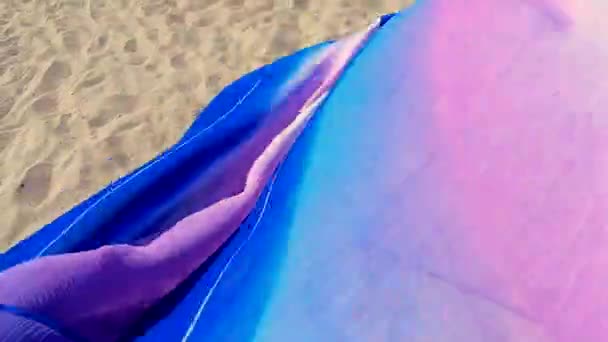 Fondo conceptual abstracto. Bufanda de tela revoloteando en el viento sobre la arena — Vídeo de stock