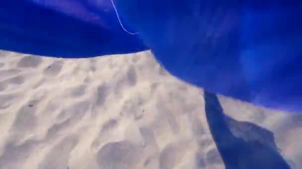 Abstracte conceptuele achtergrond. Sjaal doek fladderen in de wind over zand — Stockvideo