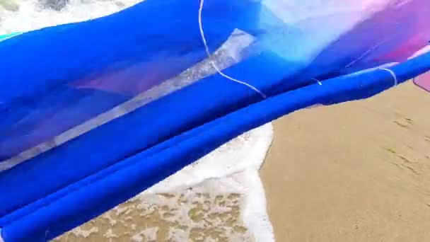 Abstrakt begreppsmässig bakgrund. Scarf duk fladdrar i vinden över sand — Stockvideo