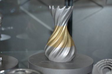 Metal 3d yazıcıya yakın çekimde yazdırılan nesne.