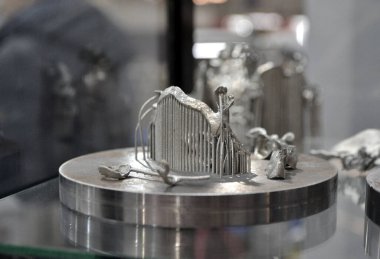 Metal 3d yazıcıya yakın çekimde yazdırılan nesne.