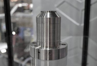 Metal 3d yazıcıya yakın çekimde yazdırılan nesne.