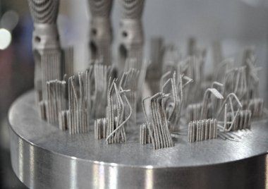 Metal 3d yazıcıya yakın çekimde yazdırılan nesne