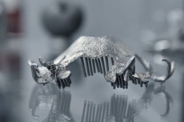 Metal 3d yazıcıya yakın çekimde yazdırılan nesne.