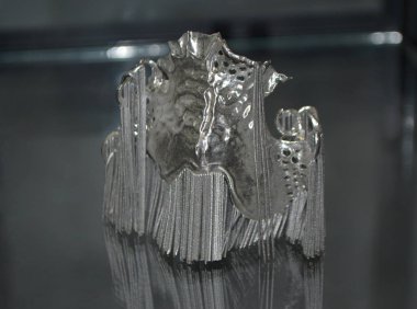 Metal 3d yazıcıya yakın çekimde yazdırılan nesne