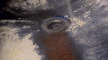 Çok eski paslı eski bir banyo.