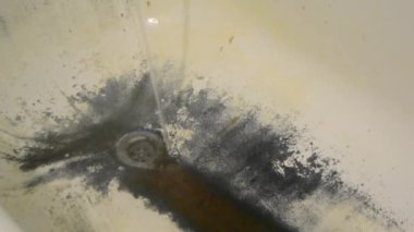Çok eski, paslı, pejmürde bir banyo.