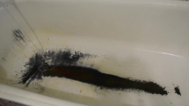 Çok eski, paslı, pejmürde bir banyo..