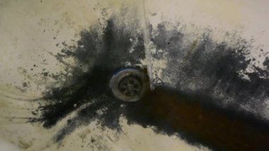 Çok eski, paslı, pejmürde bir banyo..