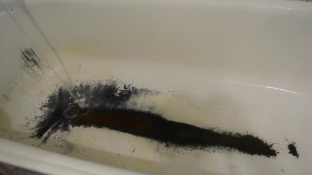 Muy viejo baño oxidado shabby primer plano . — Vídeo de stock