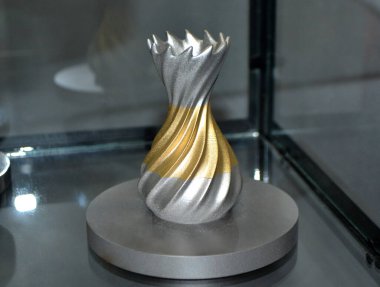 Metal 3d yazıcıya yakın çekimde yazdırılan nesne