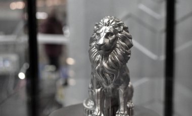 Metal 3d yazıcıya yakın çekimde yazdırılan nesne.