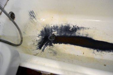 Çok eski paslı, paslı bir banyo. Yakın plan. Kabuğu soyulmuş beyaz bir banyo.