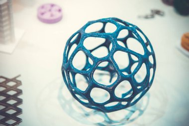 3d yazıcı tarafından yazılan soyut nesne yakın plan.