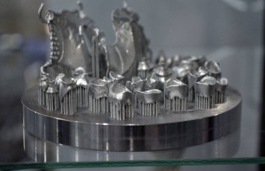 Metal 3d yazıcıya yakın çekimde yazdırılan nesne.