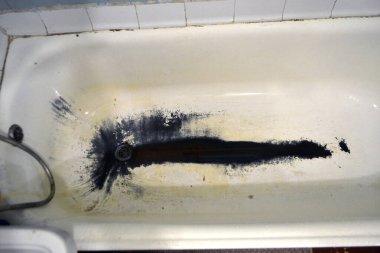 Çok eski paslı, paslı bir banyo. Yakın plan. Kabuğu soyulmuş beyaz bir banyo.
