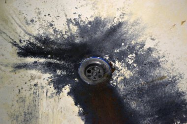 Çok eski paslı, paslı bir banyo. Yakın plan. Kabuğu soyulmuş beyaz bir banyo.